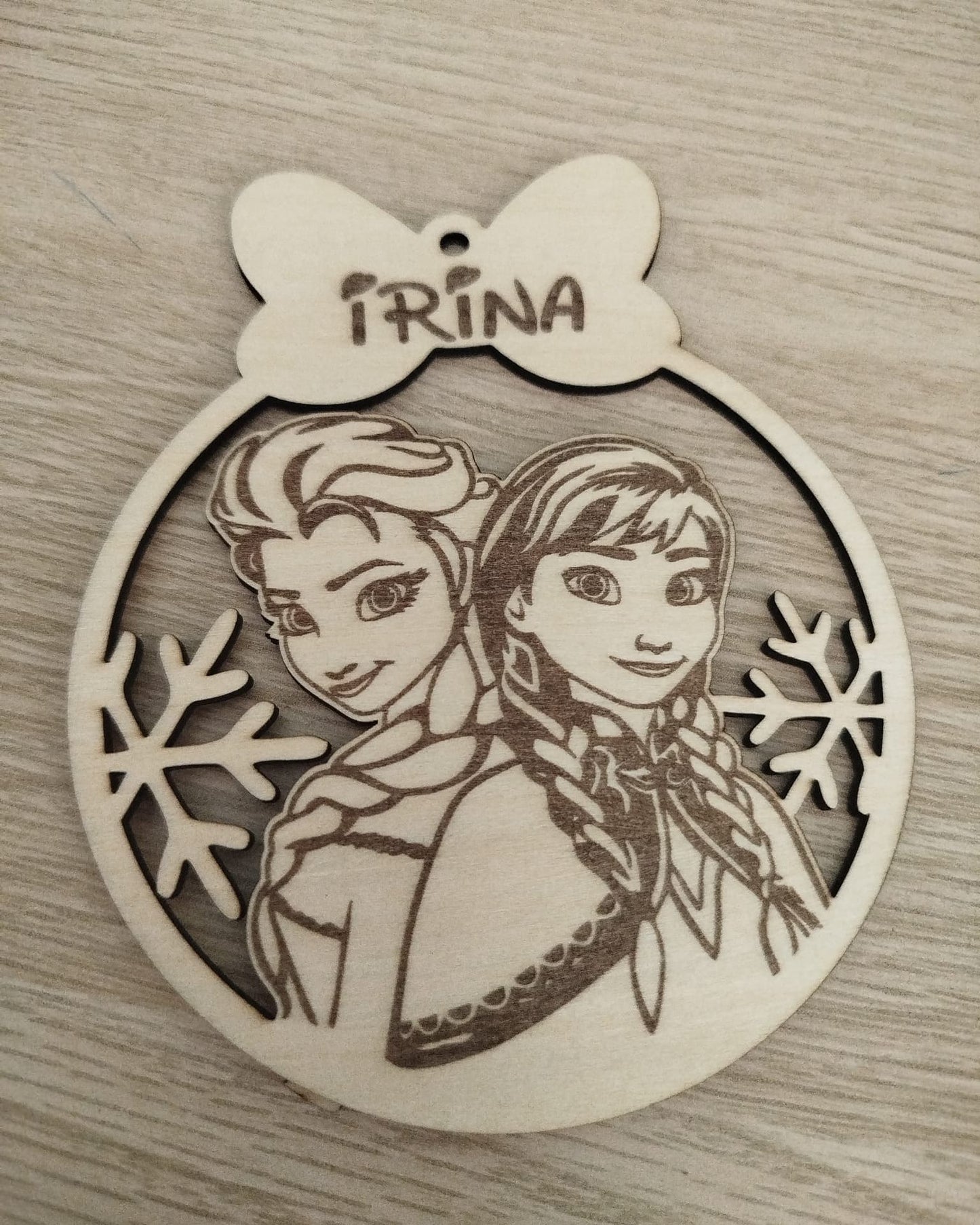Bola de Navidad en Madera Personalizada – Princesas Hermanas