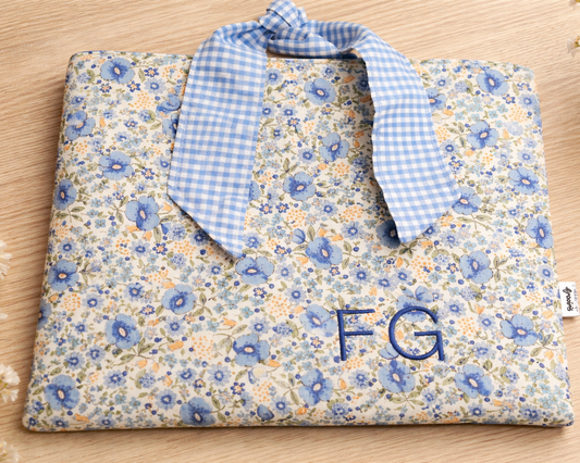 Funda literaria floral azul con lazo vichy Taller de Arcoíris