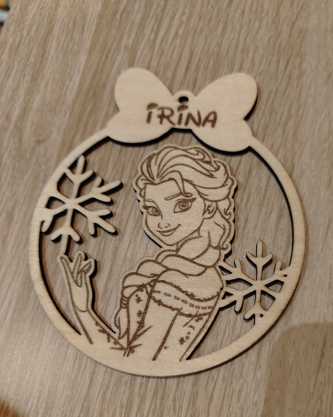 Bola de Navidad en Madera Personalizada – Princesa del Hielo