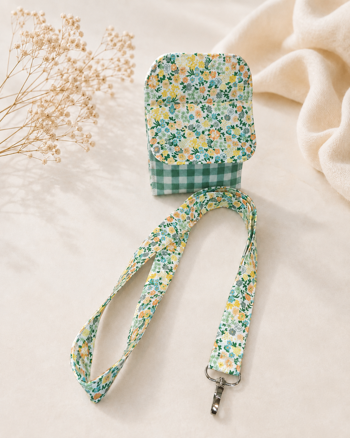 Salvabolsillos para Bata con Lanyard a Juego – Flores Silvestres y Vichy Verde