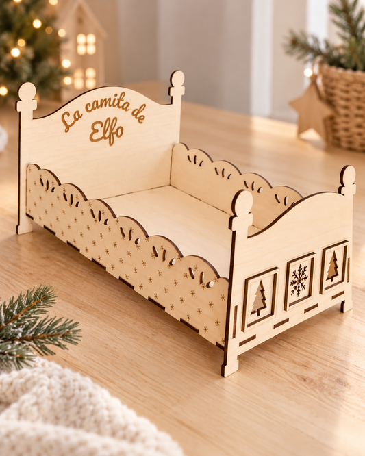 Detalle de la camita de madera grabada para el Elfo de Navidad – Taller de Arcoíris