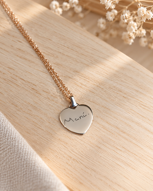 Collar medalla corazón grabado con su letra
