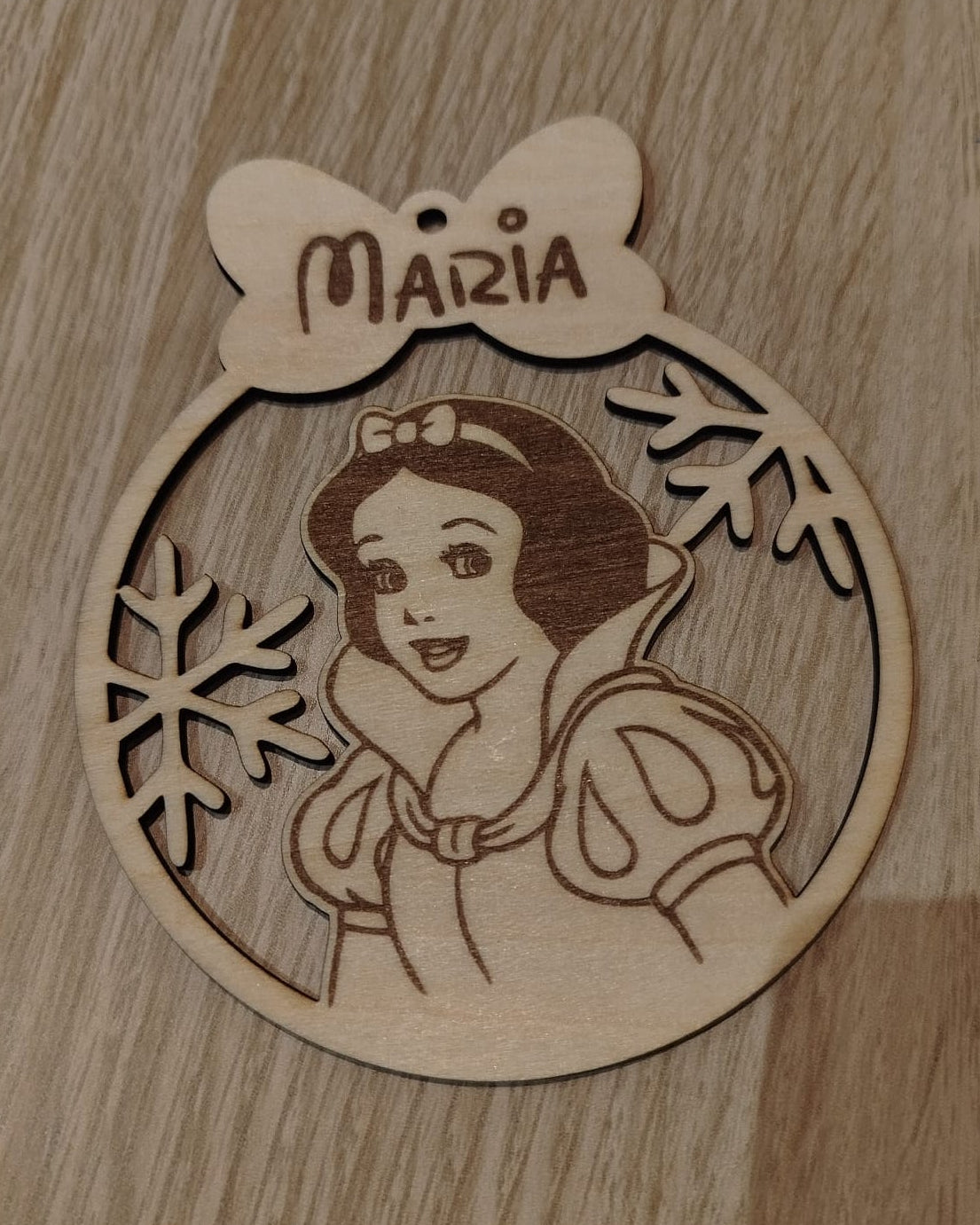 Bola de Navidad en Madera Personalizada – Princesa de la Nieve