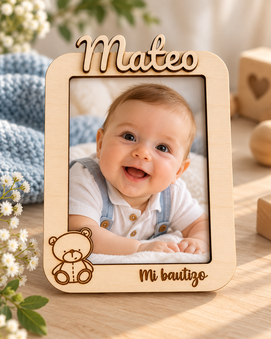 Marcafotos de madera bautizo con nombre en relieve y osito Taller de Arcoíris