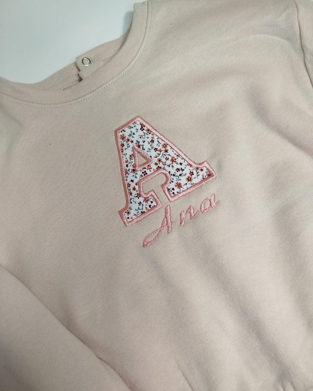 Sudadera bordada con aplique