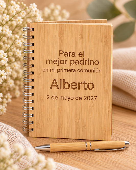 Pack libreta de madera grabada y bolígrafo de bambú - detalle Taller de Arcoíris