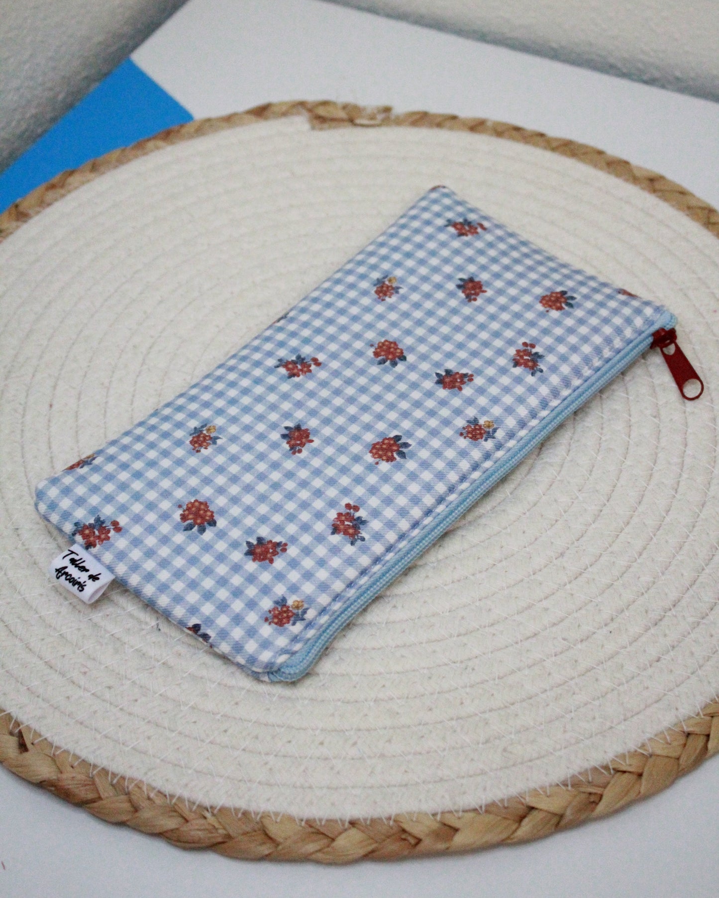 Estuche plano Vichy azul flores