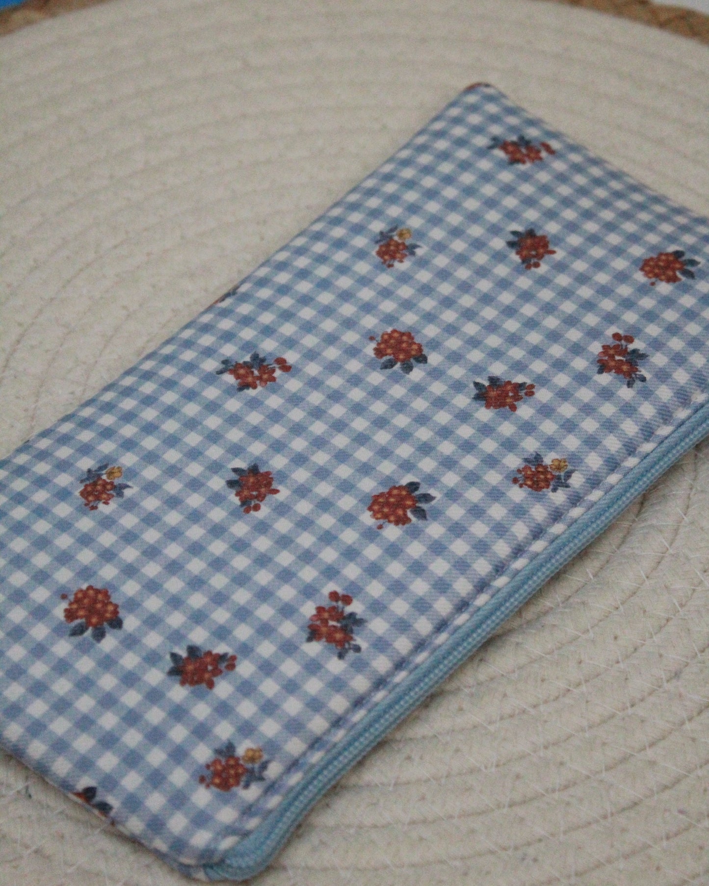 Estuche plano Vichy azul flores